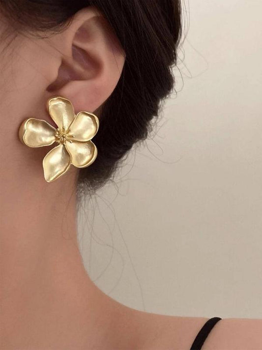 Vintage Flower Stud Earrings – Elegant & Romantic Floral Jewelry for Women